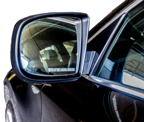 Graviravimas ant automobilio veidrodėlių